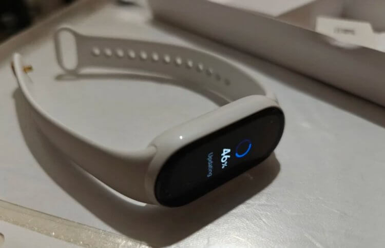 Лучший фитнес-браслет 2024. Керамический Mi Band 9 не даст забыть о делах и будет отличным спутником для будущего криптомиллионера. Фото.