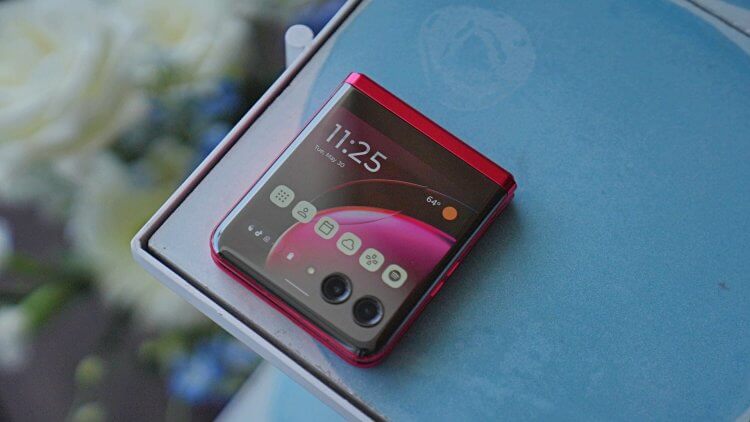 Motorola Razr 2024 — самый красивый складной смартфон. Попробуйте найти складной смартфон красивее. Фото: Smartprix. Фото.