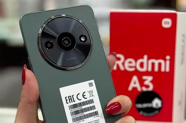 Лучшие дешевые смартфоны 2024. Несмотря на внешнее сходство с Xiaomi 14 Ultra, камера дешевого Redmi A3 очень далека от совершенства. Фото.