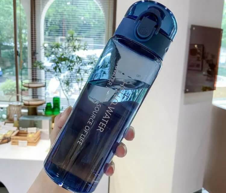 Спортивная бутылка для воды. Спортивная бутылка для воды идеально подойдет, чтобы победить жажду. Фото.