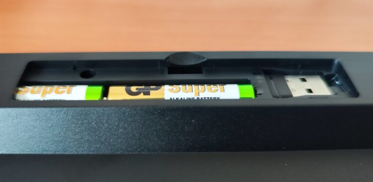 Клавиатура работает на двух батарейках AAA, которые нужно докупать отдельно. Фото.