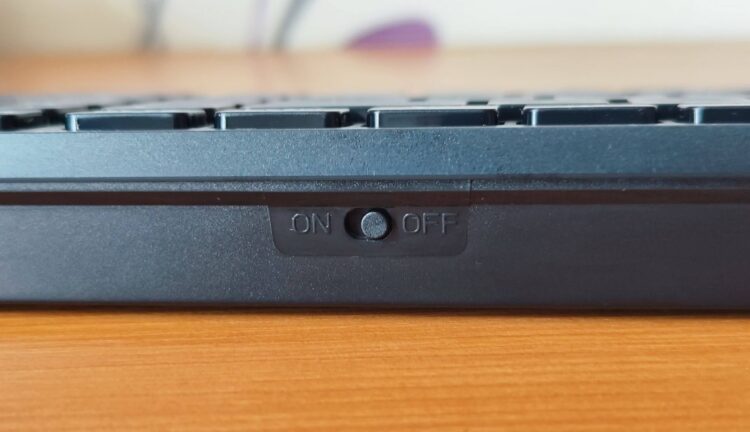 Переключатель питания располагается сзади. Фото.