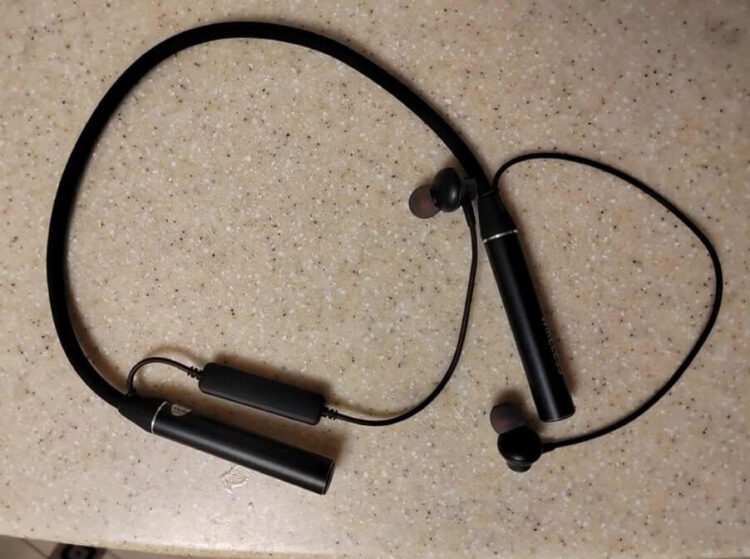 Наушники позволяют с комфортом тренироваться и долго держат заряд. Фото.