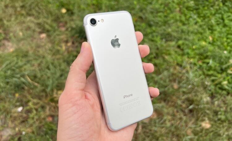 Телефоны без разъемов. iPhone 7 стал одним из первых популяризаторов отказа от разъемов. Изображение: Пикабу. Фото.