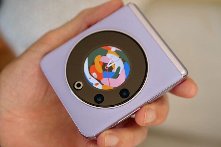 Складной Tecno Phantom V Flip сливают за 25 000 рублей. Это реальная скидка в 70%. Фото.