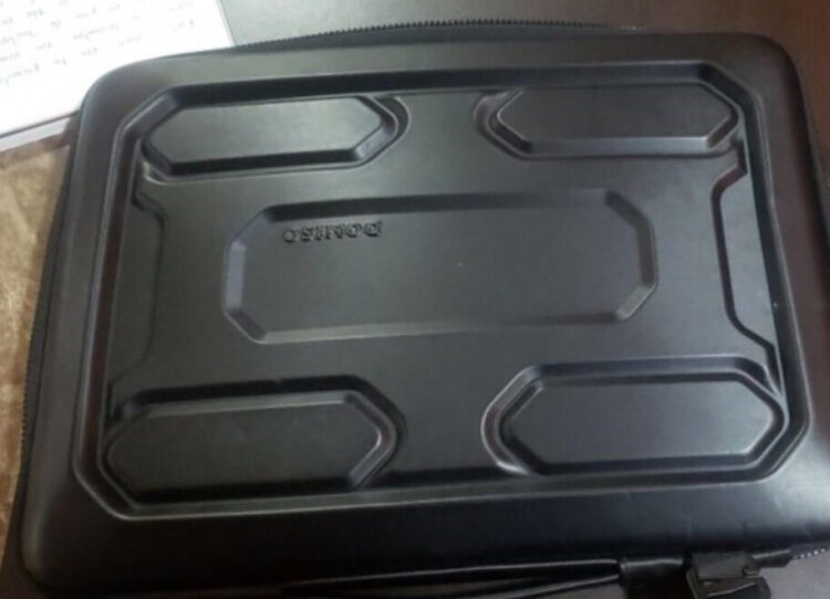 Классная сумка для ноутбука, которая вмещает много всего полезного и не боится ударов. Фото.