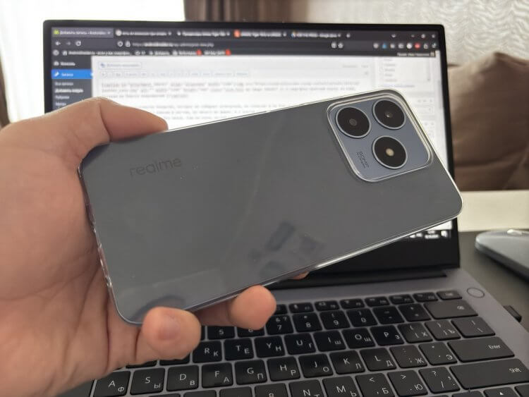 Смартфон с кожаным корпусом. Даже в чехле realme C63 выглядит хорошо. Смартфон с кожаным корпусом. Даже в чехле realme C63 выглядит хорошо. Фото.