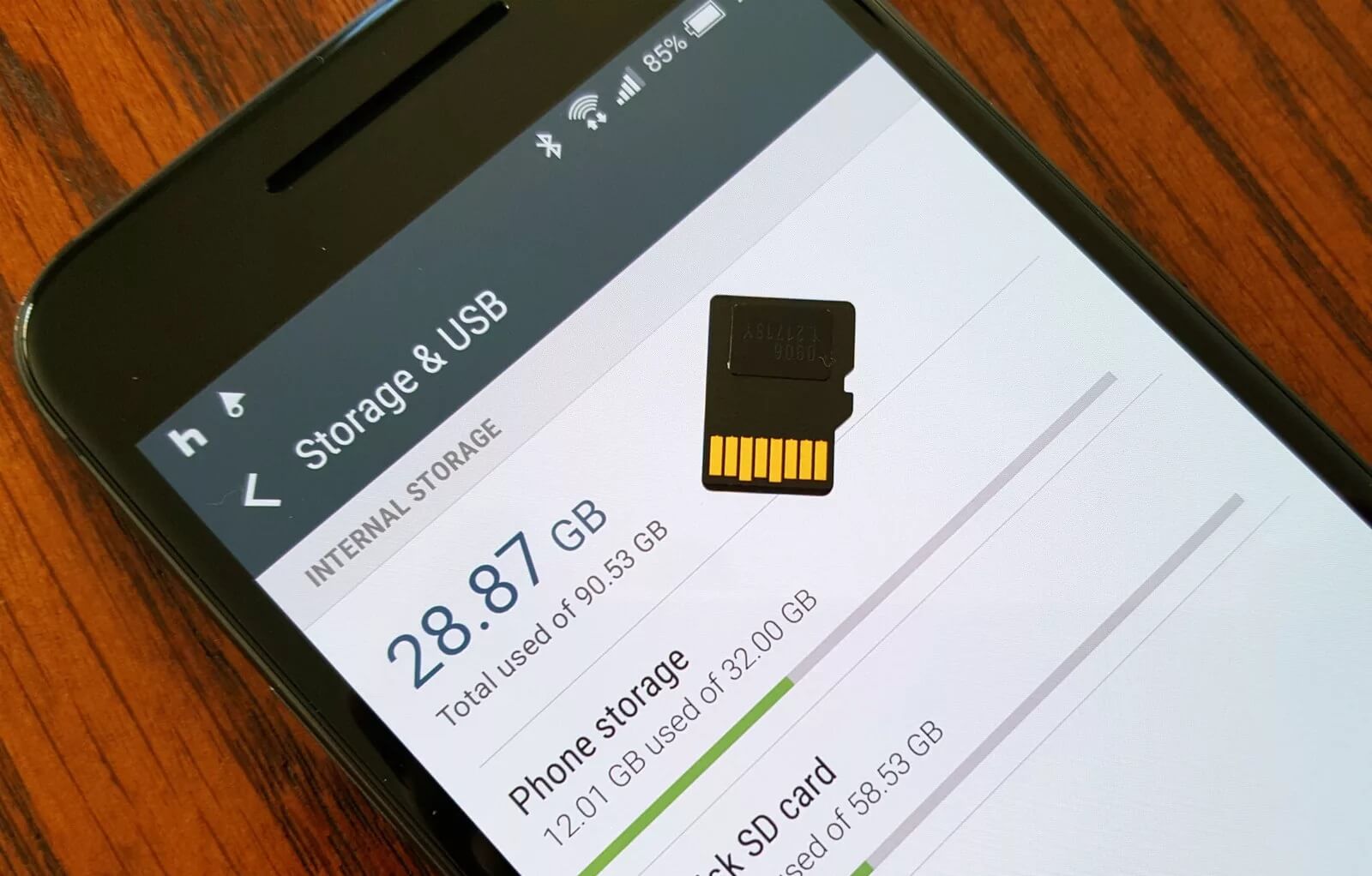 Сколько памяти нужно смартфону. Карта памяти помогает расширить хранилище, не прибегая к удалению файлов. Но она намного медленнее встроенного хранилища и смартфон может начать тормозить. Фото.