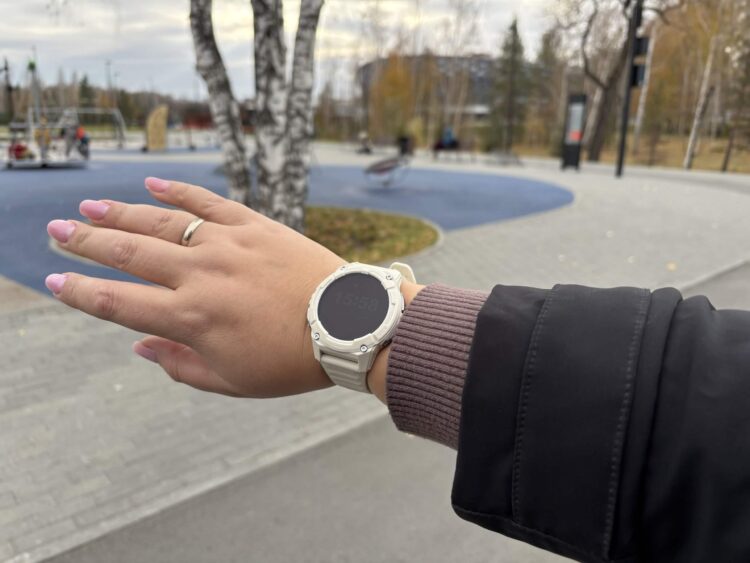 Часы подойдут не только женщинам, но и мужчинам. Фото.