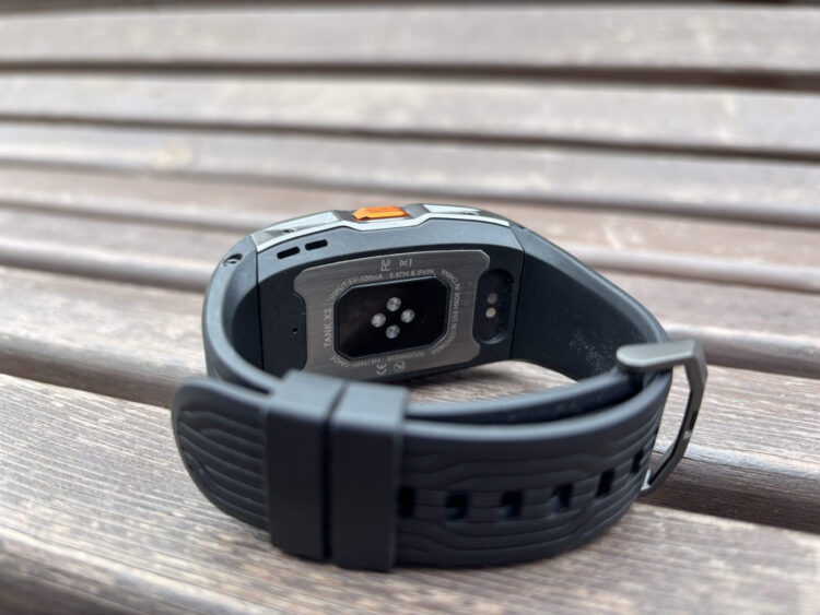 Датчик на задней панели прикрыт защитным стеклом. Фото.