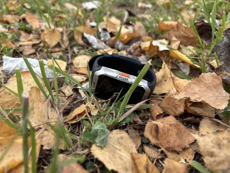 Оранжевые кнопки точно не портят внешний вид часов. Фото.