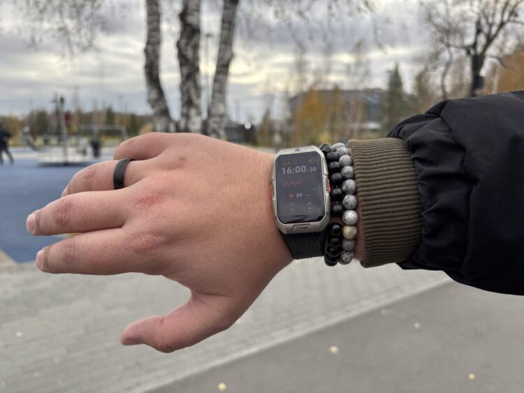 На руке часы смотрятся здорово. Фото.