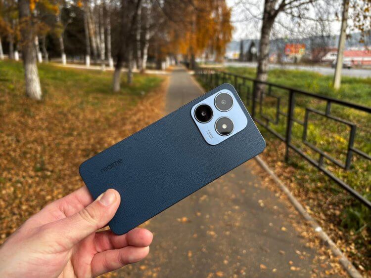 Этот недорогой смартфон точно станет хитом 2024 года. Обзор шикарного realme C63. Фото.