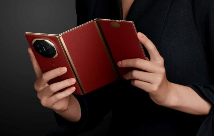 Почему Huawei Mate XT с тройным сложением это очень круто. Но стоит ли его покупать. Фото.