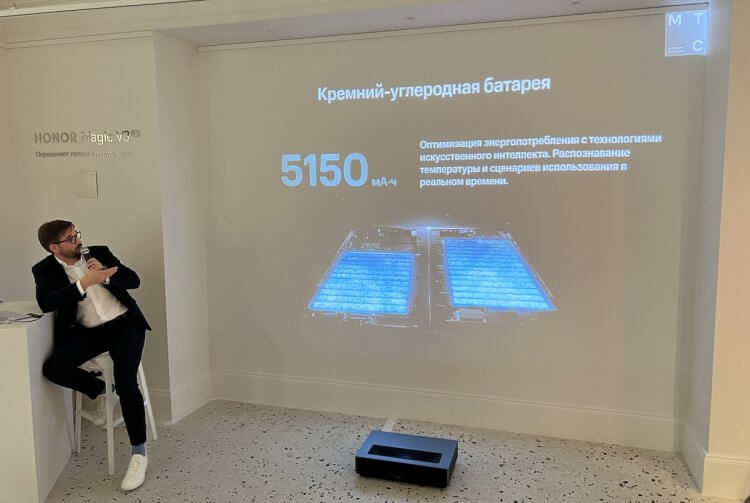 Лучший складной смартфон. Для такого тонкого корпуса батарея очень внушительная. Лучший складной смартфон. Для такого тонкого корпуса батарея очень внушительная. Фото.