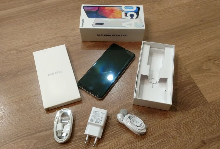 Есть ли в комплекте с Samsung зарядка. Времена, когда в комплект со всеми смартфонами Samsung клали зарядку прошли несколько лет назад. Изображение: Онлайн Трейд.Ру. Есть ли в комплекте с Samsung зарядка. Времена, когда в комплект со всеми смартфонами Samsung клали зарядку прошли несколько лет назад. Изображение: Онлайн Трейд.Ру. Фото.