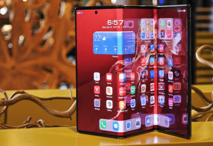 Samsung выпустит смартфон с тройным сложением. И он будет лучше Huawei Mate XT. Фото.