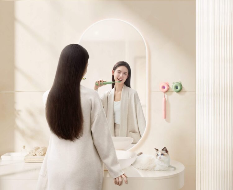 Очень удобно хранить щетку вот в таком настенном держателе. Фото.