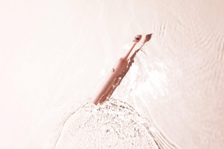 Защита IPX8 позволяет использовать щетку даже в душе. Фото.