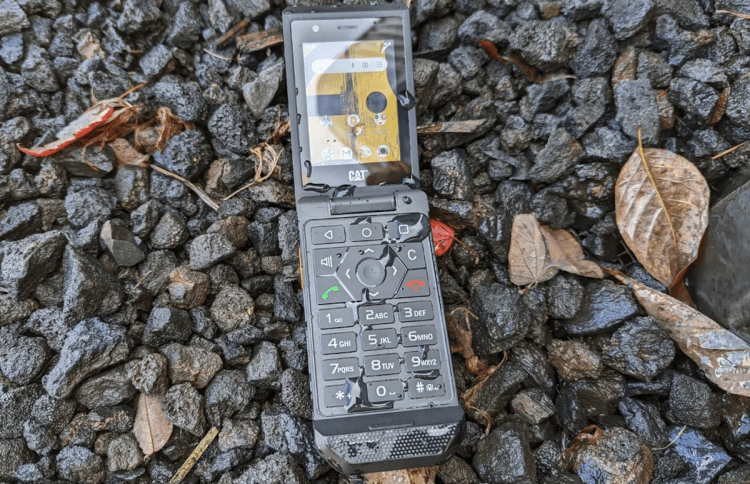 Cat S22 Flip — защищенный телефон для суровых условий. Cat S22 Flip. Изображение: ZDNET. Фото.
