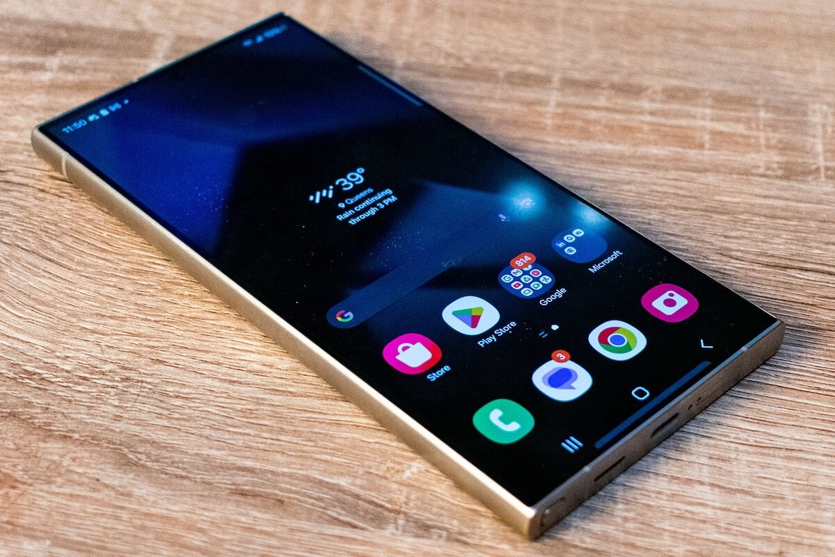 Телефон с лучшим экраном. Дисплей Galaxy S24 Ultra однозначно лучший среди остальных. Изображение: Эльдорадо. Фото.