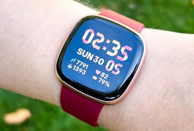 Fitbit Versa 4 — лучшие часы Фитбит. Fitbit Versa 4. Изображение: Tom’s Guide. Фото.