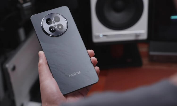 realme 13 5G — один из лучших смартфонов до 20 тысяч. Один из лучших смартфонов в своем классе. Фото: TechBroll. realme 13 5G — один из лучших смартфонов до 20 тысяч. Один из лучших смартфонов в своем классе. Фото: TechBroll. Фото.