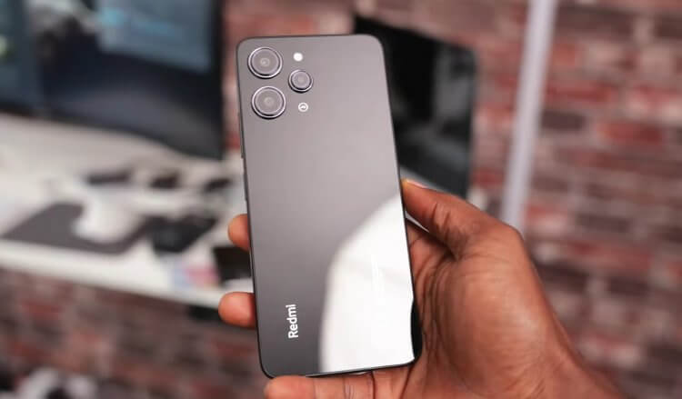 Недорогой смартфон Redmi 12. Смартфон от надежного бренда без явных недостатков. Фото: Izzi Boye. Недорогой смартфон Redmi 12. Смартфон от надежного бренда без явных недостатков. Фото: Izzi Boye. Фото.