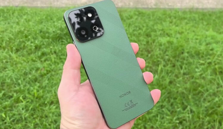 Красивый смартфон HONOR X7c. Стильная модель с покрытием из экокожи. Фото: Gadget Sidekick. Красивый смартфон HONOR X7c. Стильная модель с покрытием из экокожи. Фото: Gadget Sidekick. Фото.