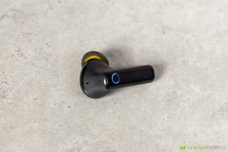 Обзор Baseus Bowie 35. Наушники чуть более крупные, чем некоторые другие, но в ушах они все равно сидят хорошо. Фото.