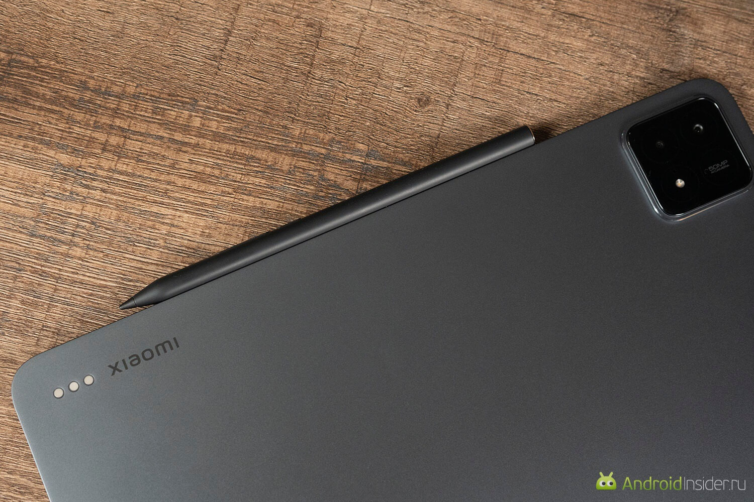 Удобный Xiaomi. Зарядка карандаша производится через магнитную площадку на боковой части планшета. Фото.