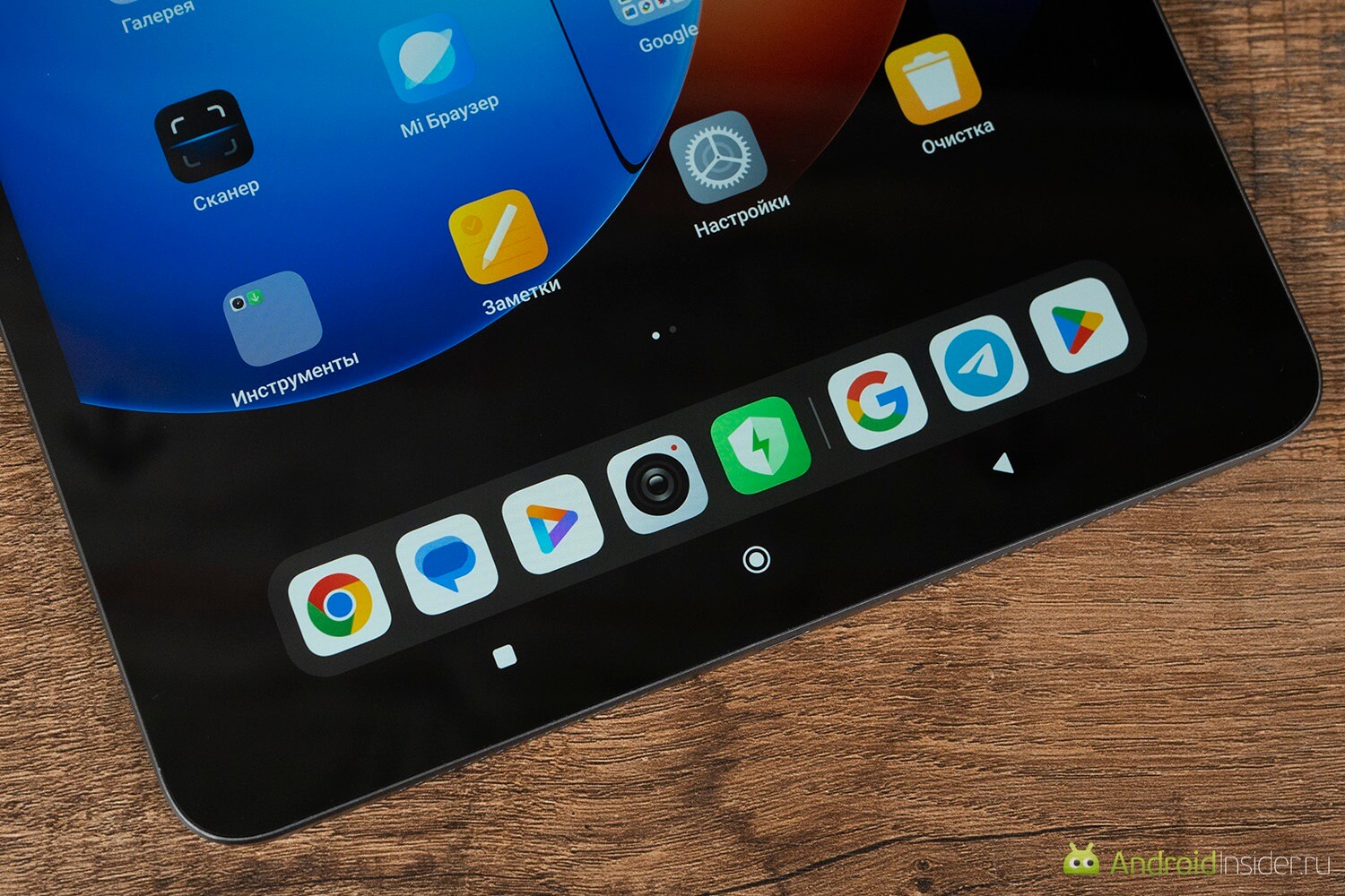 Планшет с большим экраном. Я выбрал вариант с кнопками, хотя всей душой люблю жесты. тут мне это показалось более удобным. Фото.