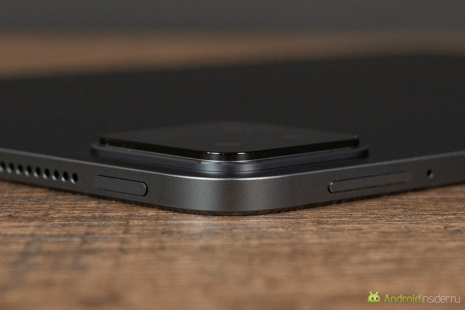 Можно ли снимать на планшет. Выпирает камера слишком сильно. Фото.