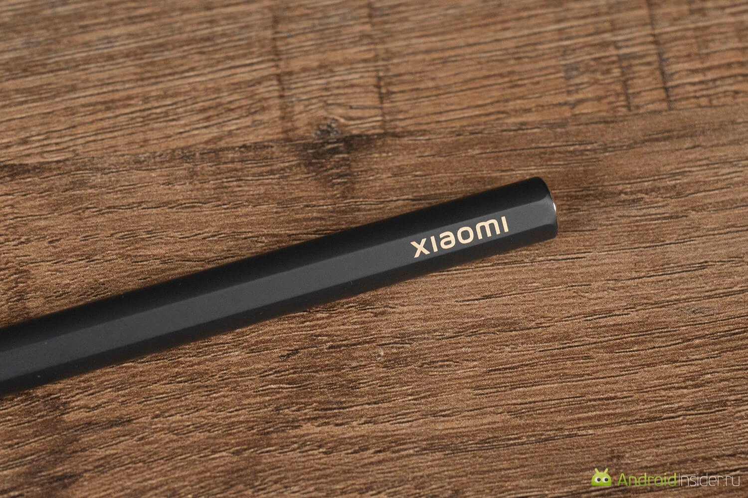 Удобный Xiaomi. Логотип на обратной стороне говорит о том, что это оригинальный аксессуар. Фото.