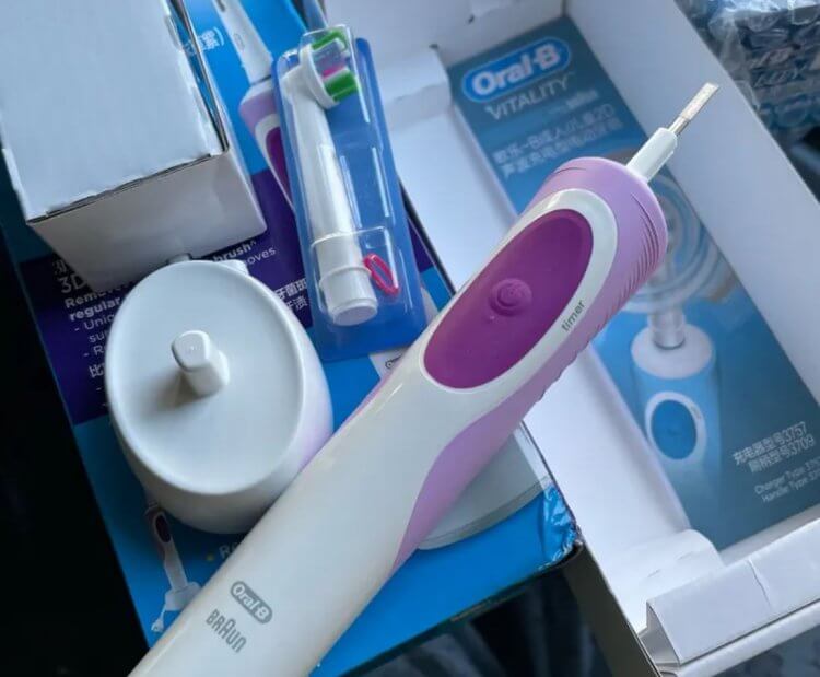 Электрическая щетка Oral-B. Щетка Oral-B — отличная идея для подарка, если других нет. Электрическая щетка Oral-B. Щетка Oral-B — отличная идея для подарка, если других нет. Фото.