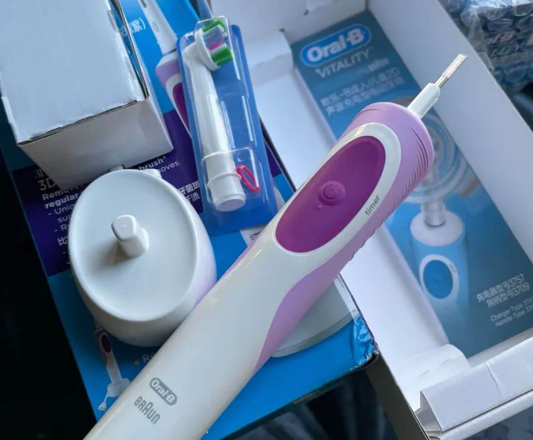 Электрическая щетка Oral-B. Щетка Oral-B — отличная идея для подарка, если других нет. Фото.