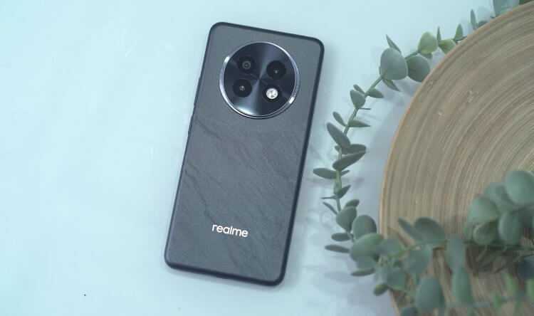 Сравнение realme 12 Plus и realme 13 Plus. Plus-версии отличаются от обычных realme более мощным процессором и AMOLED-экраном. Фото: YugaTech. Сравнение realme 12 Plus и realme 13 Plus. Plus-версии отличаются от обычных realme более мощным процессором и AMOLED-экраном. Фото: YugaTech. Фото.
