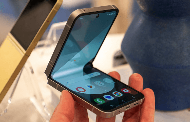 Будет ли Samsung снова использовать Exynos. Galaxy Z Flip 7 в этом году может выйти в двух версиях, включая FE. Она то и может получить собственный чипсет компании. Изображение: ITZine.ru. Будет ли Samsung снова использовать Exynos. Galaxy Z Flip 7 в этом году может выйти в двух версиях, включая FE. Она то и может получить собственный чипсет компании. Изображение: ITZine.ru. Фото.