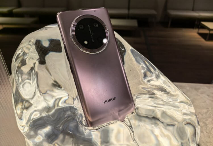Характеристики HONOR X9c. Внешне сложно сказать, что это защищенный смартфон, но он именно такой. Характеристики HONOR X9c. Внешне сложно сказать, что это защищенный смартфон, но он именно такой. Фото.