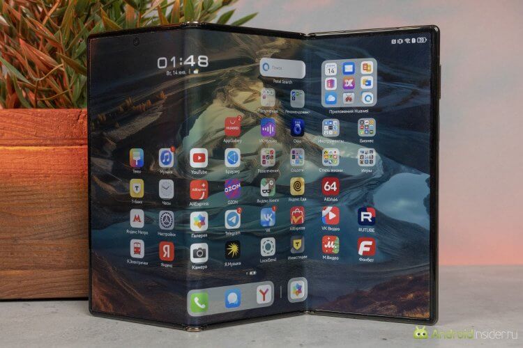 HUAWEI Mate XT — складной смартфон, который хочет даже моя мама. Он и правда невероятен. Фото.