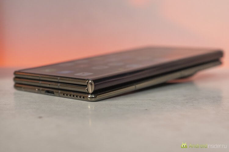 На что похож HUAWEI Mate XT. В сложенном состоянии Mate XT похож на обычный смартфон, только очень толстый. На что похож HUAWEI Mate XT. В сложенном состоянии Mate XT похож на обычный смартфон, только очень толстый. Фото.