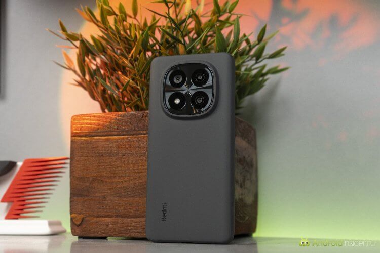 Обзор Redmi Note 14 Pro Plus. Чехол превращает сматфон в полностью черный. Обзор Redmi Note 14 Pro Plus. Чехол превращает сматфон в полностью черный. Фото.