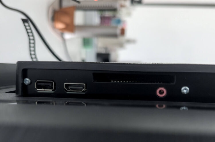 С нижней стороны у KIVI M50UD70B есть еще несколько разъемов. Фото.