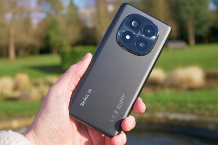 А этот Redmi подозрительно похож на POCO X7, не правда ли? Фото: digitaltrends.com. Фото.
