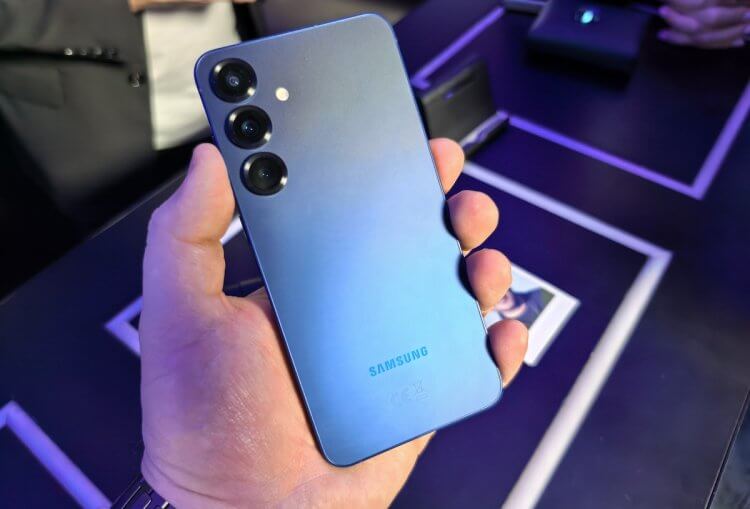 Самый мощный Samsung. Чтобы смартфон не перегревался с такой большой мощностью, конструкция задней стенки поменялась, чтобы лучше отводить тепло. Самый мощный Samsung. Чтобы смартфон не перегревался с такой большой мощностью, конструкция задней стенки поменялась, чтобы лучше отводить тепло. Фото.