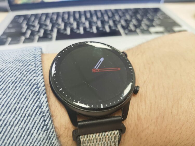 Экран моих умных часов весь в царапинах, в то время как циферблат на обычных выглядит как в первый день после покупки. Фото.