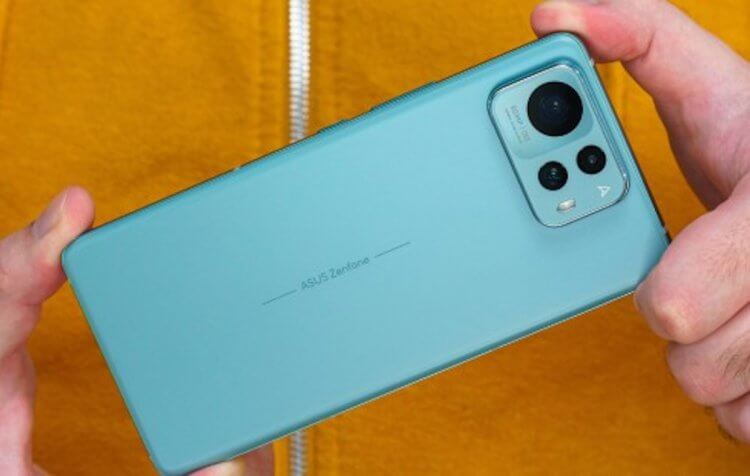 Характеристики ASUS Zenfone 12 Ultra. Этот смартфон мог бы стать конкурентом Samsung, но с таким коротки периодом обновлений у него это вряд ли получится. Изображение: GSMArena.com. Фото.