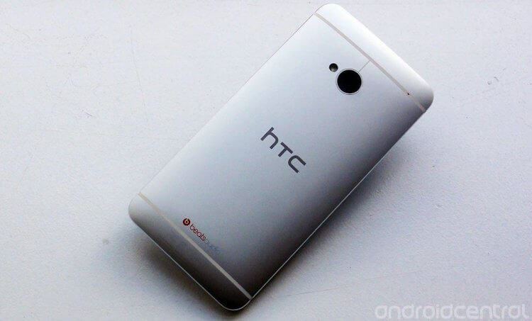 HTC One M7 — смартфон с острыми гранями. HTC One M7/ Изображение: Androidcentral. Фото.