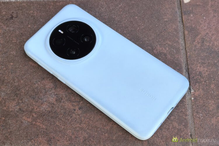 Распаковка HONOR Magic 7 Pro. Небольшие потертости на чехле есть, но на темной версии они будут менее заметными. Фото.