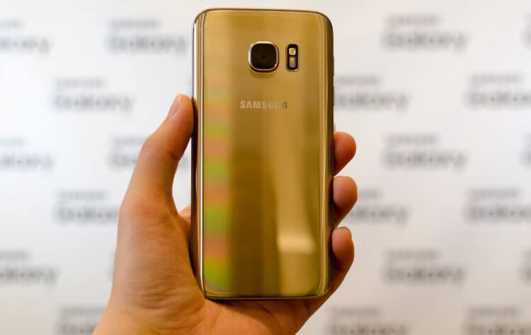 Samsung Galaxy S7 Edge — Самсунг со скругленным экраном. Samsung Galaxy S7 Edge. Изображение: AnandTech. Фото.